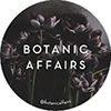 Ein dunkler Kreis, im Hintergrund Blumenarrangements, im Vordergrund der Name des Unternehmens Botanic Affairs